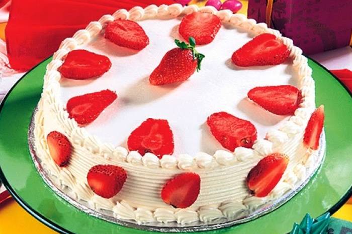 PLAZMA TORTA S JAGODAMA I ŠLAGOM: Proljetna varijanta superpopularne brze torte